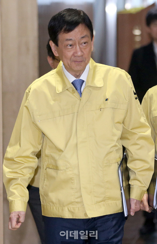 '코로나19 대응 중앙재난대책본부회의' 참석하는 진영 장관                                                                                                                                 