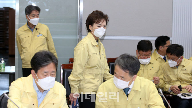 마스크 쓰고 '코로나19 대응 중앙재난대책본부회의' 참석한 김현미 장관과 참석자들                                                                                                          