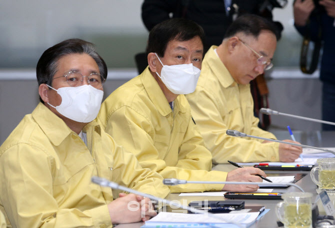 정총리 발언 경청하는 홍남기-진영-성윤모                                                                                                                                                           