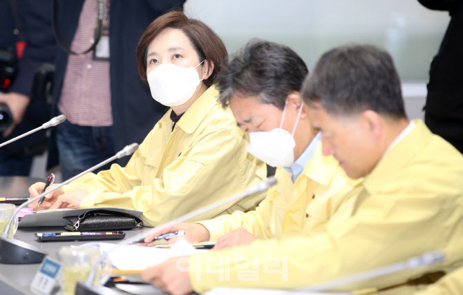 정총리 발언 경청하는 유은혜-박양우-박능후                                                                                                                                                         