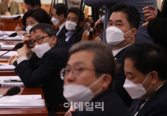 법사위, '마스크쓴 의원들'                                                                                                                                                               