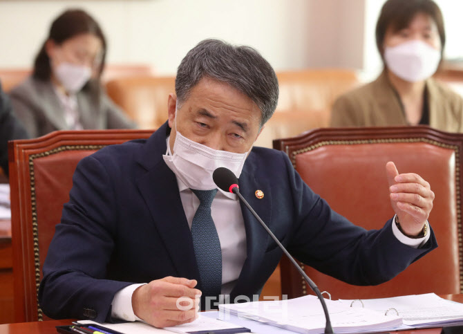 '마스크쓰고 답변하는 박능후 장관'                                                                                                                                                       