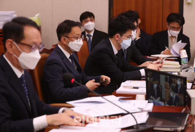 국회 정상화, '마스크 착용한 입법조사관들'                                                                                                                                               