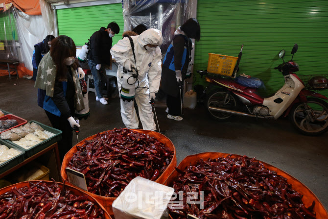 방역에 집중하는 강동구 통합지원본부 및 관계자                                                                                                                                                     