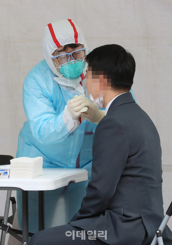 선별진료소에서 코로나19 검사                                                                                                                                                                      