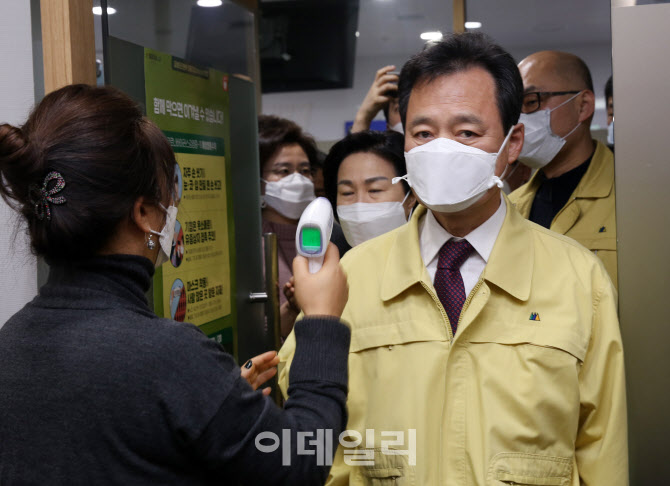  발열체크하는 박겸수 강북구청장                                                                                                                                                                   