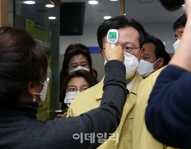  발열체크하는 채현일 영등포구청장                                                                                                                                                                 