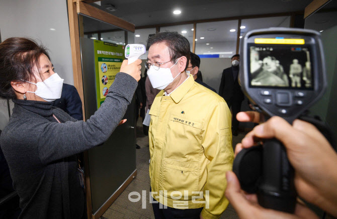  열 체크하는 박원순 서울시장                                                                                                                                                                      