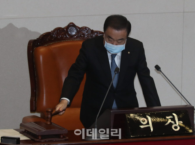 '마스크 착용한 문희상 국회의장'                                                                                                                                                         