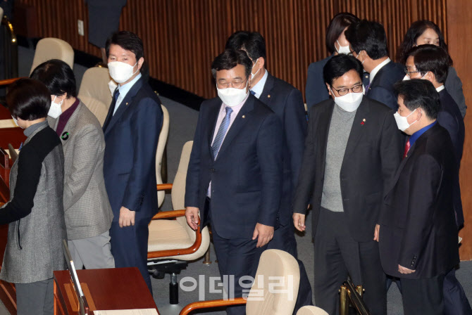 '마스크 쓰고 본회의장 들어서는 의원들'                                                                                                                                                  