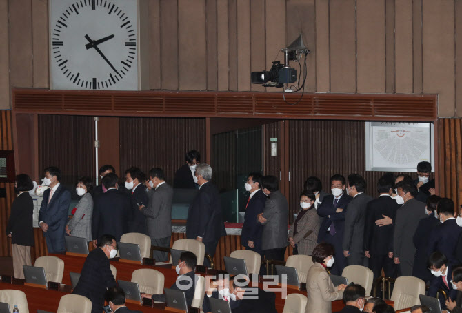 국회 본회의, '마스크 착용한 의원들'                                                                                                                                                     