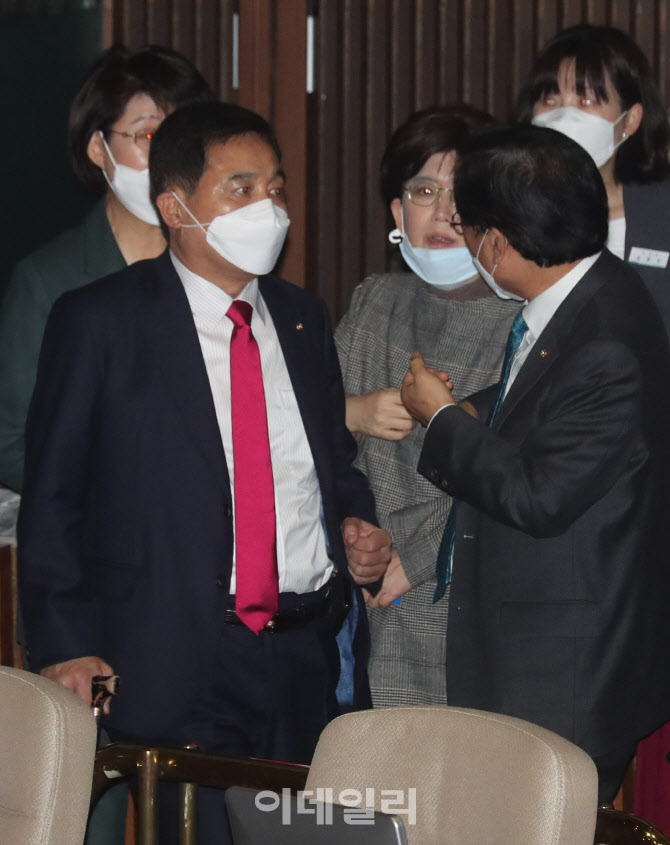 국회 본회의, '대화하는 심재철'                                                                                                                                                          