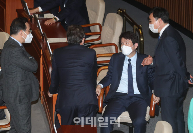 국회 본회의, '대화하는 이인영'                                                                                                                                                          