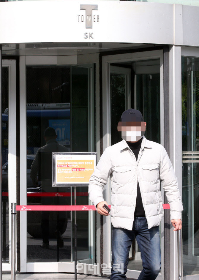 을지로 SKT 타워 폐쇄로 발길 돌리는 시민                                                                                                                                                           