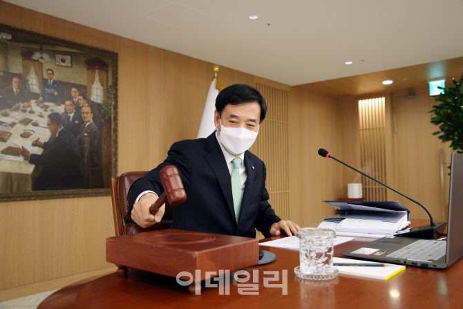 마스크 쓰고 의사봉 두드리는 이주열 한국은행 총재                                                                                                                                                  