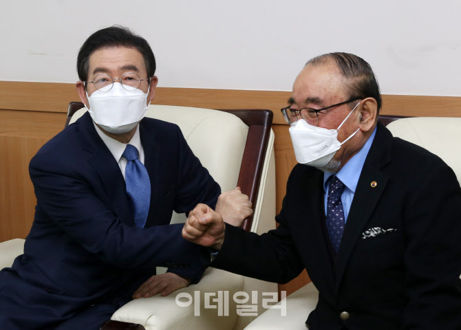  인사는 팔꿈치로...                                                                                                                                                                               