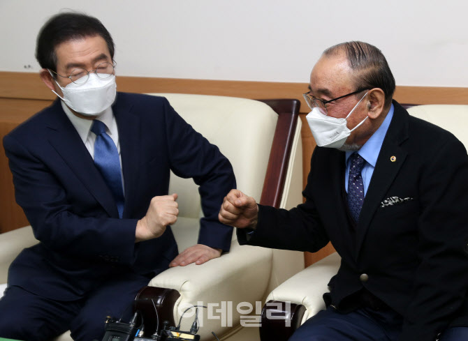  박원순 시장, 팔꿈치 인사                                                                                                                                                                         