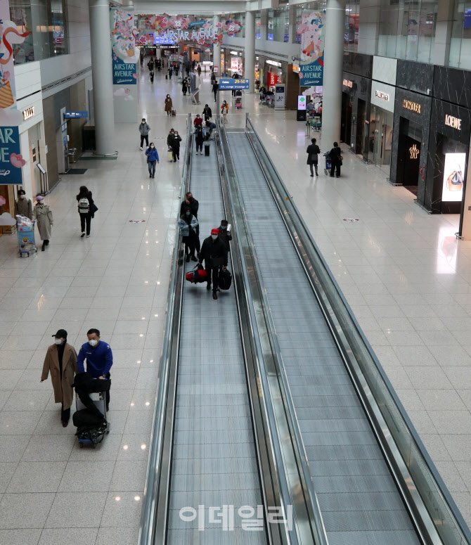[포토]코로나19 여파로 한산한 인천공항 면세점