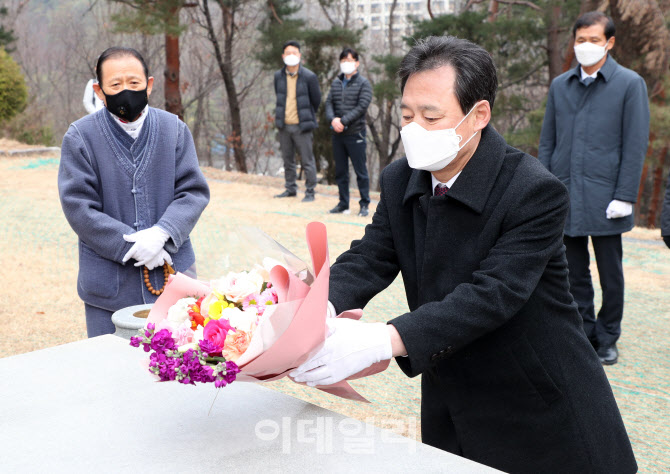 [포토] 손병희 선생 묘소 참배하는 박겸수 강북구청장