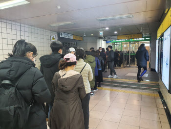 "가까운 편의점 두고 왜?"…마스크 공적판매에 시민 불만 속출