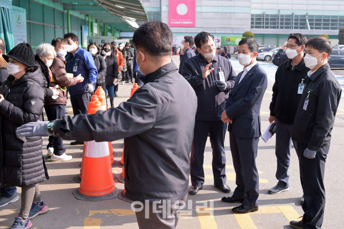 [포토] 취임식 대신 현장 점검하는 농협유통 정연태 대표이사