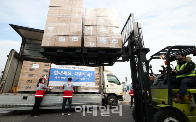 [포토]중국 상하이 기증 마스크 '대구·경북·부산·전북'으로 출발