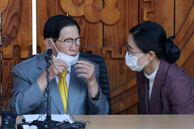 이만희 회견서 감지된 신천지 권력 변화…"통제력 상실한 듯"