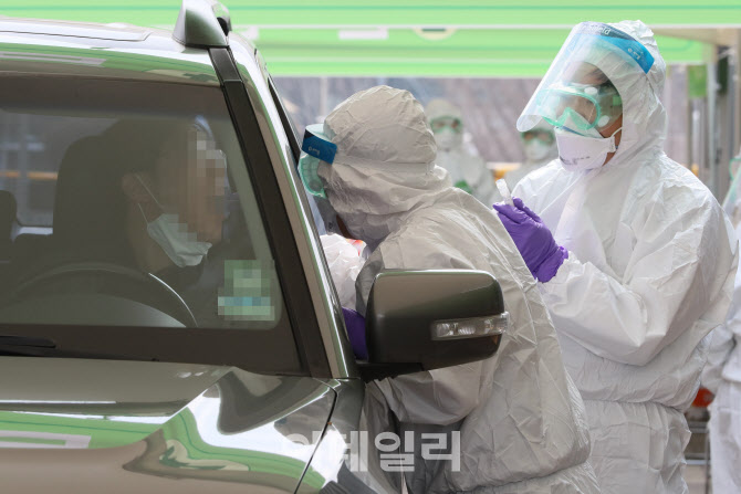 [포토]차에 탄 채 검체 채취
