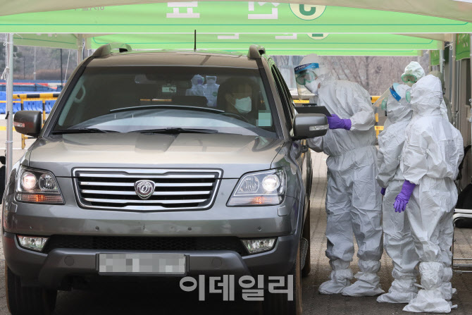 [포토]차에 탄 채 선별진료소 이용