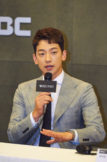 가수 비 '모친 빚투' 폭로자 접근금지가처분 신청…法 "판단 보류"