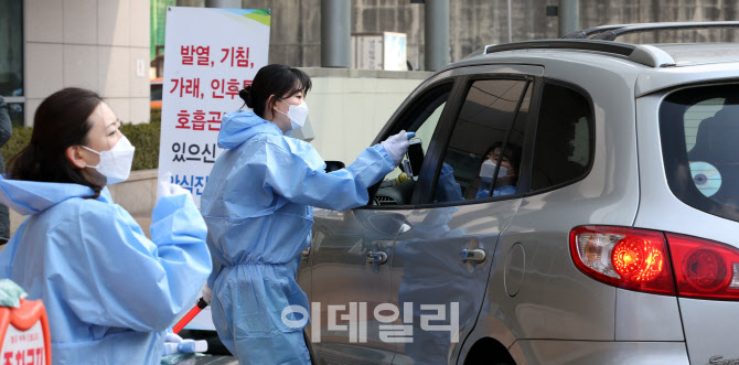 [포토]성모병원 입구에서 차량 탑승자 체온 측정하는 의료진
