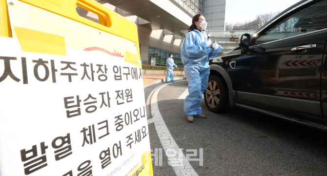 [포토]지하주차장 입구에서 탑승자 전원 발열 체크중