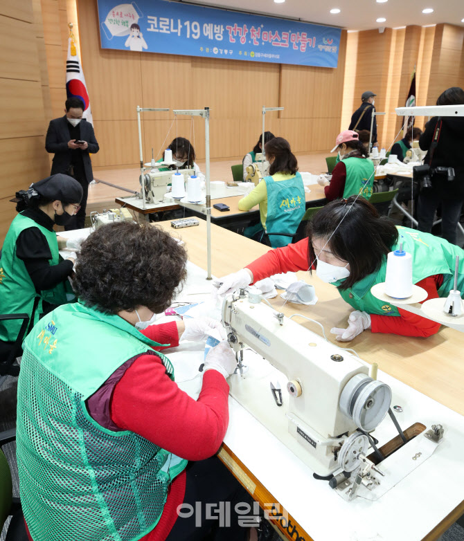 [포토]구하기 힘든 마스크, 직접 만들어 쓴다