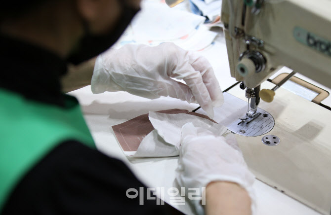 [포토]마스크 부족에…직접 ‘천 마스크’ 만든다