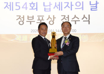 '사업보국' 50년 삼성전자, 사상 첫 ‘국세 10조 탑’ 수상