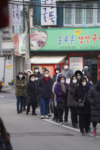 황교안 "마스크 뺏긴 서러움" 이어 "신천지 연계 여론조작" 제기