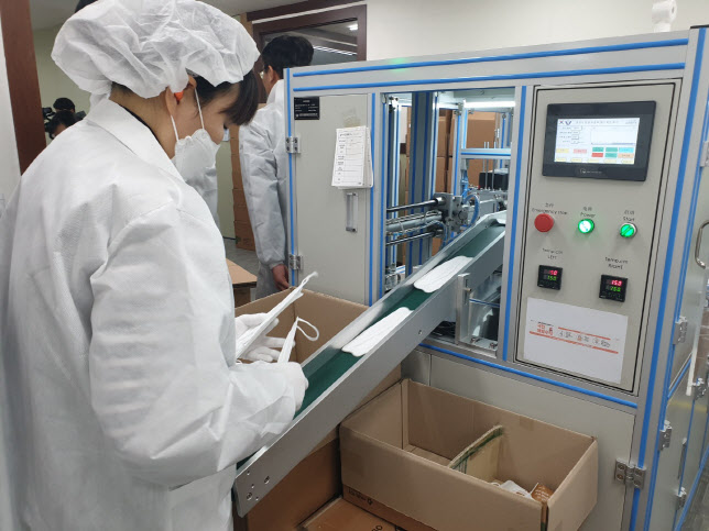 "필터공급 손해보전 없으면 가동 어려운데"…마스크 업체만 쥐어짜는 정부