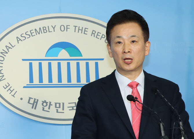 유영하 "박근혜 메시지 상당기간 다듬은것…뜻따라 진로 결정"