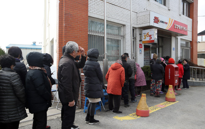 "일회용 마스크 재사용 가능"…갑자기 말바꾼 정부에 시민들 분노