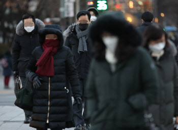 내일(5일) 출근길 꽃샘추위 기승…낮에는 기온 올라 일교차↑