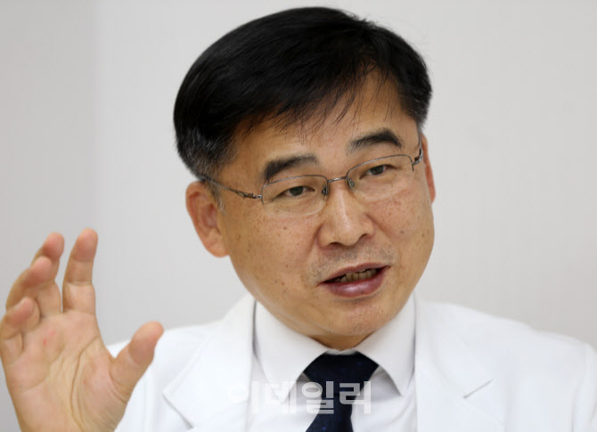 김우주 "가혹한 방역조치 취하지 않으면 코로나 진압 불가능"