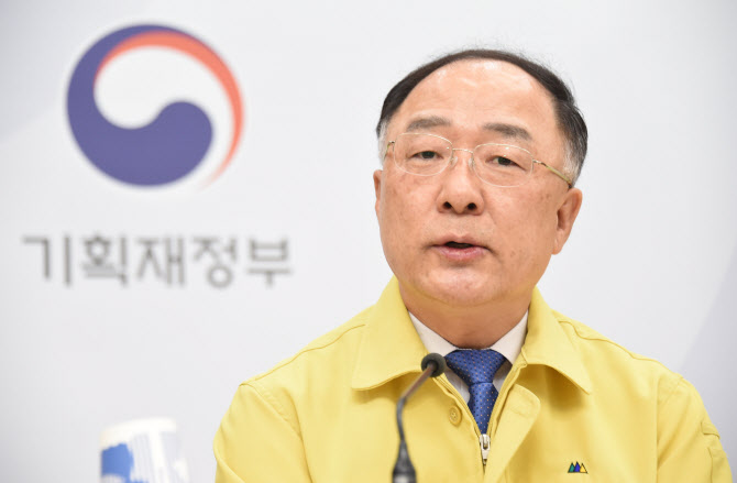 홍남기 “마스크 무상공급·비축 검토…중복구매 방지안 곧 발표”