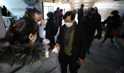 [포토]오전에 나눠주는 마스크 구매를 위한 번호표                                                                                                                                                         