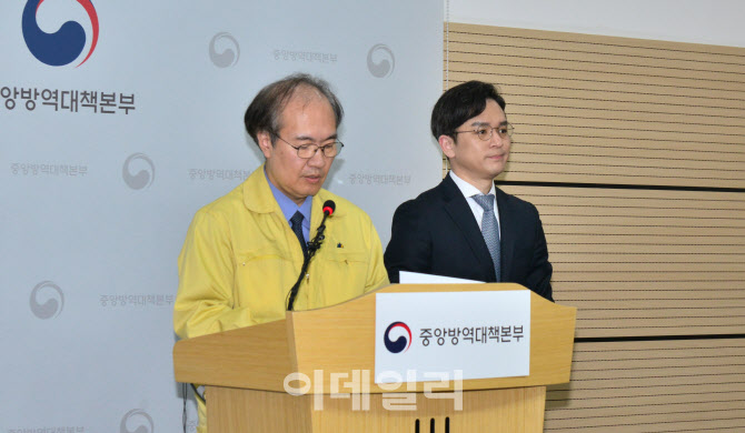 우한 입국 신천지 신도 1명 '무관'…"1명 조사 계속"