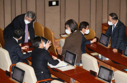 [포토]국회 본회의, '분주한 국무위원들'                                                                                                                                                        
