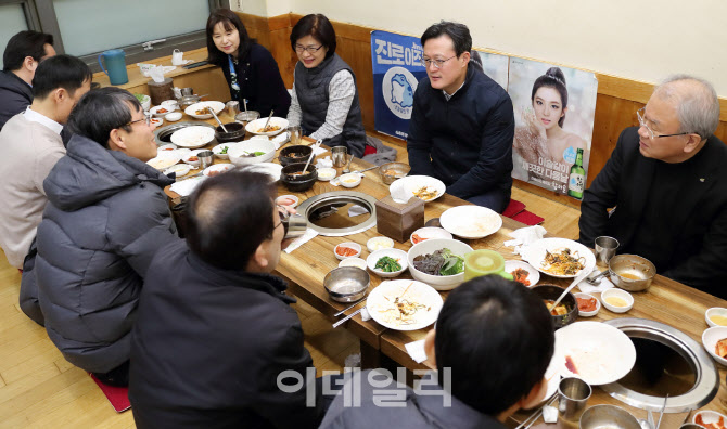 [포토] '안전보장 인증'하는 채현일 영등포구청장