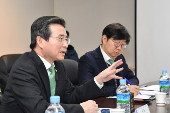 정부, 주말 공적마스크 생산 지원…수급 안정 총력