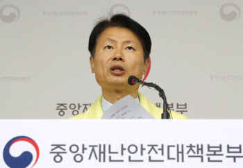 복지부 확진자, 마스크 없이 버스 출근…접촉자 16명 검사 의뢰(종합)