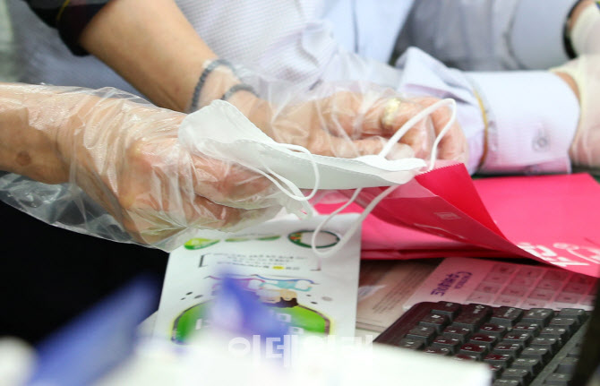 [포토]"마스크5부제 설명만 100번, 조제도 못해" 진 빠지는 약국