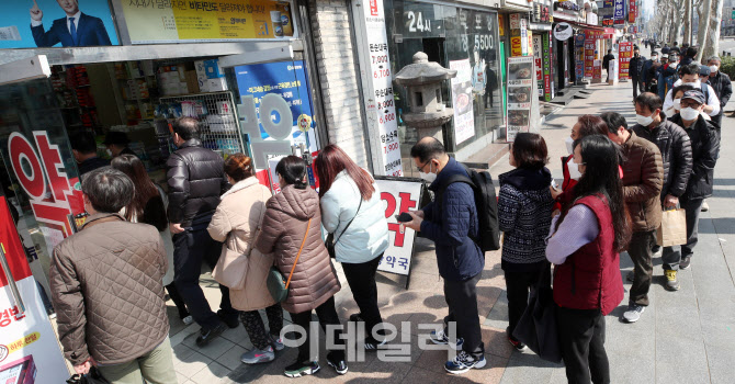 [포토]주말에도 계속되는 마스크 전쟁